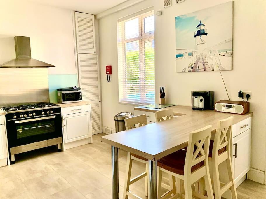 Tidesreach Filey, Sleeps 13, Close To Beach Eksteriør bilde