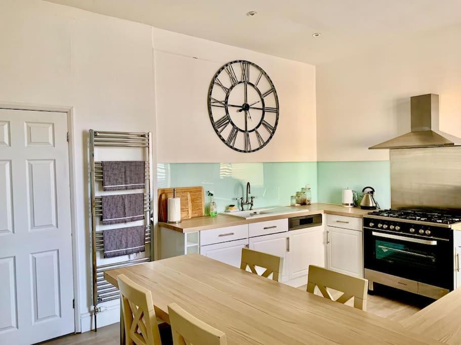 Tidesreach Filey, Sleeps 13, Close To Beach Eksteriør bilde